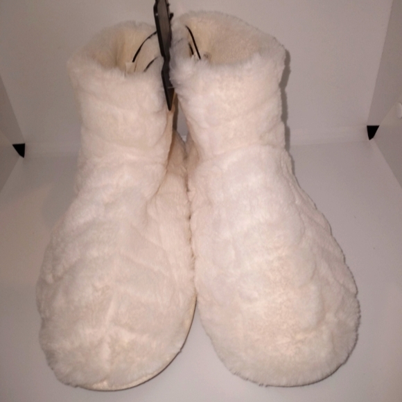 Muk Luks white Chevron Fur Bootie Slippers - Picture 1 of 8